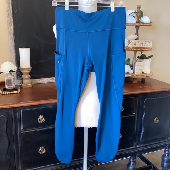 Athleta Cropped Leggings w/ pockets - Picture 4 of 9